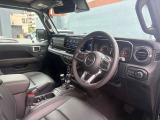 ステアリングを握ればJeepワールドが目の前に広がります。