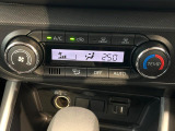 【オートエアコン】一度お好みの温度に設定すれば、車内の温度を検知し風量や温度を自動で調整。暑い&hellip;寒い&hellip;と何度もスイッチ操作をする必要はありません。快適な車内空間には必須の機能ですね♪