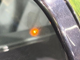 ブラインドスポットモニター ドライバーの死角に他の車を検知すると、ドアミラーの小さな警告灯が点灯。安全に車線を変更できます。ステアリングホイールを制御して衝突を回避するアシストをします。