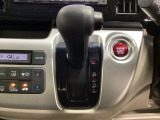 CVT車のセレクトレバーです。低速から高速まで、変速ショックのないスムーズな走りを実現するとともに、エンジン効率のよい領域を維持することで燃費にも貢献します。