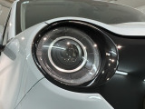 LEDヘッドライトは、点灯の瞬間から最大光量を発揮し、突然暗くなるトンネルなどでの安定感を高めます。