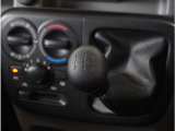 【シフトレバー】シフトもとても操作しやすいデザインになっております。運転する人の事を第一に考えた操作性の高い仕様です。