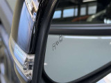 【ブラインドスポットモニター】隣を走る車両をレーダーで検知し、インジケーターを点灯。またウインカーを出した場合にはインジケーターも点滅させて注意を促します