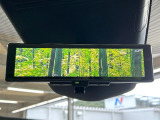 【インテリジェントルームミラー】後席の大きな荷物や同乗者で後方が確認しづらい時でも安心!カメラが撮影した車両後方の映像をルームミラー内に表示。クリアな視界で状況の確認が可能です!
