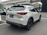 CX-5のリアビューは、水平基調でシャープに描かれた薄型のテールランプと、塊感のある立体的なロアまわりの造形により、ワイドで引き締まったスポーティな後ろ姿が特徴です。