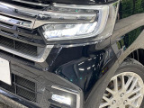 【LEDヘッドライト】悪天候や夜間走行時も良好な視界を確保し安心して運転できる高輝度LEDヘッドライトを装備!点灯速度が早く、消費電力も抑えられています。