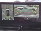 空から見下ろすような視点で、スムーズな駐車と安全確認をサポートする「アラウンドビューモニター」付です。