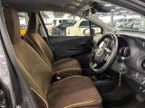 運転席の画像です。足元やシートまわりに余裕があり、リラックスした姿勢で運転が可能です。視界も良好で操作系へのアクセスもしやすく、快適で安心感のあるドライブをサポートします。