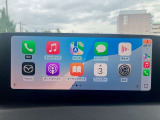 お手元のスマートフォンと接続して頂く事で使用可能な「Apple CarPlay/Android Auto」電話の応答は勿論、メッセージの受信やLINE、音楽接続からナビアプリの使用まで幅広く活躍致します。
