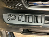 電動格納式リモコンドアミラーと、パワーウィンドウスイッチ等は運転席ドアにあります。