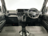 【インパネ】運転のしやすさを最優先に設計された見晴らしの良いフロントビュー。車両間隔が掴みやすく狭い道でも安心♪「安全」と「品質」を最優先に、安心してお乗りいただけるクルマを提供いたします。