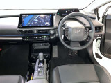 運転席周りのレイアウトをご覧ください。ナビゲーションが綺麗に装着されすっきり収まってますね!