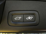 【パワーバックドア】スマートキーや運転席のボタンを押すだけでリアゲートが自動で開閉します!荷物を持っている時や、高い位置にあるバックドアを閉める際に便利な機能です。