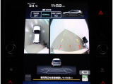 フロントグリル、ドアミラー、リヤゲートに装着したカメラの映像をインフォメーションディスプレイの大画面で確認可能です。