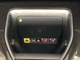 【置くだけ充電(縦置き)】スマートフォンなど対応する機器をワイヤレスで充電可能です。縦置きにすることで、使いやすさとスペース効率を高めています。