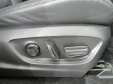 運転席のシート調整を電動で調整できます。無段階調整なので、どなたにもピッタリの調整が可能です。