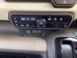 オートエアコン、運転席にはシートヒーターを装備