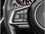 左側にはオーディオリモートコントロールスイッチ、右側にはクルーズコントロールスイッチが付いたステアリングです◎