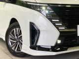 【LEDヘッドライト】悪天候や夜間走行時も良好な視界を確保し安心して運転できる高輝度LEDヘッドライトを装備!点灯速度が早く、消費電力も抑えられています。