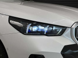 アダプティブLEDヘッドライトはステアリングを切った方向を照らします。