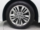 純正アルミホイールは精度が高く、走行の安定性が優れています。タイヤサイズ225/60R18