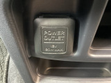 アクセサリーソケットを装備。車内アクセサリーの電源として便利です。