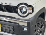 【LEDヘッドライト】悪天候や夜間走行時も良好な視界を確保し安心して運転できる高輝度LEDヘッドライトを装備!点灯速度が早く、消費電力も抑えられています。
