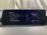 カメラが車線を認識してはみ出しそうになるとステアリングアシストが介入するレーン・キープ・アシストシステムを装備しております。お好みで作動・非作動の設定も可能です。