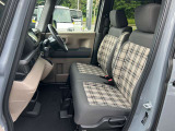 フロントシートはベンチシートタイプ♪センターには格納式アームレストも付いています!!室内空間は広々で移動も楽々です♪狭い駐車空間など助手席ドアから出たい時にも大変便利ですよ♪