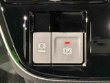 指先だけで簡単に操作が可能な電動パーキングブレーキを採用。「HOLD」スイッチを押すと、渋滞や信号待ちなどでブレーキペダルから足を離しても、ブレーキを保持するので安心です