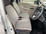 運転席まわりです。実際に座ってみて、乗り心地を体験してみてください,視界も良好です