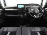 ◆インテリアパネル◆視界広々で非常に運転しやすくロングドライブでも疲れを感じさせないすっきりとまとまったインパネ周りです。