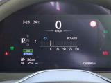 【メーターパネル】素早く車の情報が読み取れる、視認性に優れたシンプルなデザインのメーターパネルです。