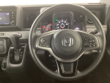 【ハンドル】運転にかかわる様々な操作を安全に行えるように視点移動が少なく操作性に配慮されたスイッチ類が凝縮されたコックピットです。