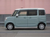 純正ホイールカバーで全体的にデザインがまとまっています。車も人も、オシャレはまずは足元からですね。
