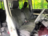 運転席まわりには十分なスペースがあり、大柄な方でもゆったり運転していただける環境です。