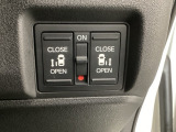 【両側パワースライドドア】両側がパワースライドドアになっており、運転席のスイッチやスマートキーでも開閉が可能です!開口部も広いので乗り降りも楽々♪