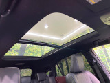 【大型サンルーフ】車内の解放感が一気に上がる大型のパノラマルーフ!季節を問わず開放的で快適なドライブをお楽しみいただけます。流通量も少なく希少価値の高い人気の装備です♪