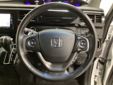 ハンドルにHondaセンシング系のクルーズコントロールやレーンキープアシストなどのスイッチと、オーディオの操作スイッチが装備されています。ハンドルから手を離さず安全に操作できます。