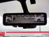 【日産のスマート・ルームミラーは内蔵モニターで後方の状況をクリアな画像で確認でき、通常のルームミラーに切り替えて後席の様子を確認することもできます。