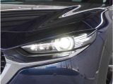 【LEDヘッドライト】悪天候や夜間走行時も良好な視界を確保し安心して運転できる高輝度LEDヘッドライトを装備。明るい上に点灯速度が早く消費電力も抑えられています。