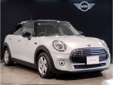 MINIのフロントグリルのデザインはイギリスで生まれた当初から、シルバーのサイドバーが折り重なった伝統的なデザインで御座います。その伝統はBMWのお車になってからでも少しずつ形を変えて守られております