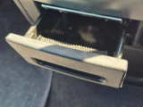 必要なときに手元からサッと引き出して使えるコンパクトなトレイです。カードやちょっとした小物の収納に役立ちます。