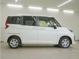 リアには左右スライドドアを採用。狭い駐車場でも開閉しやすく、強風の日でもドアが煽られにくくなっております。小さなお子さまやご年配の方も安心して乗り降りできます。