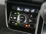 【オートエアコン】車内温度を感知して自動で温度調整をしてくれるのでいつでも快適な車内空間を創り上げます!どの席に座っても快適なドライブが楽しめます♪