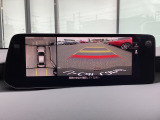 狭い場所での駐車やすれ違いなどでより的確な運転操作に役立つ360&deg;ビューモニターが装備されています。
