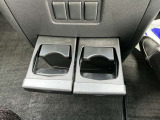 運転席、助手席の間にドリンクホルダ-が付いています!