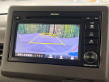【バックカメラ】駐車時に後方がリアルタイム映像で確認できます。大型商業施設や立体駐車場での駐車時や、夜間のバック時に大活躍!運転スキルに関わらず、今や必須となった装備のひとつです!