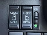 両側電動スライドドアのスイッチ付です。車内からもスイッチひとつで楽にドアの開閉が可能です。電動なので開閉時に力を使う必要がなく、半ドアになることもありません!