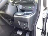 【eコンスイッチ】低燃費運転をサポートするECONモード。スイッチをONすると、エンジンやトランスミッション、A/Cなどを協調制御し、燃費の向上に貢献。エコドライブの効果を高めます。